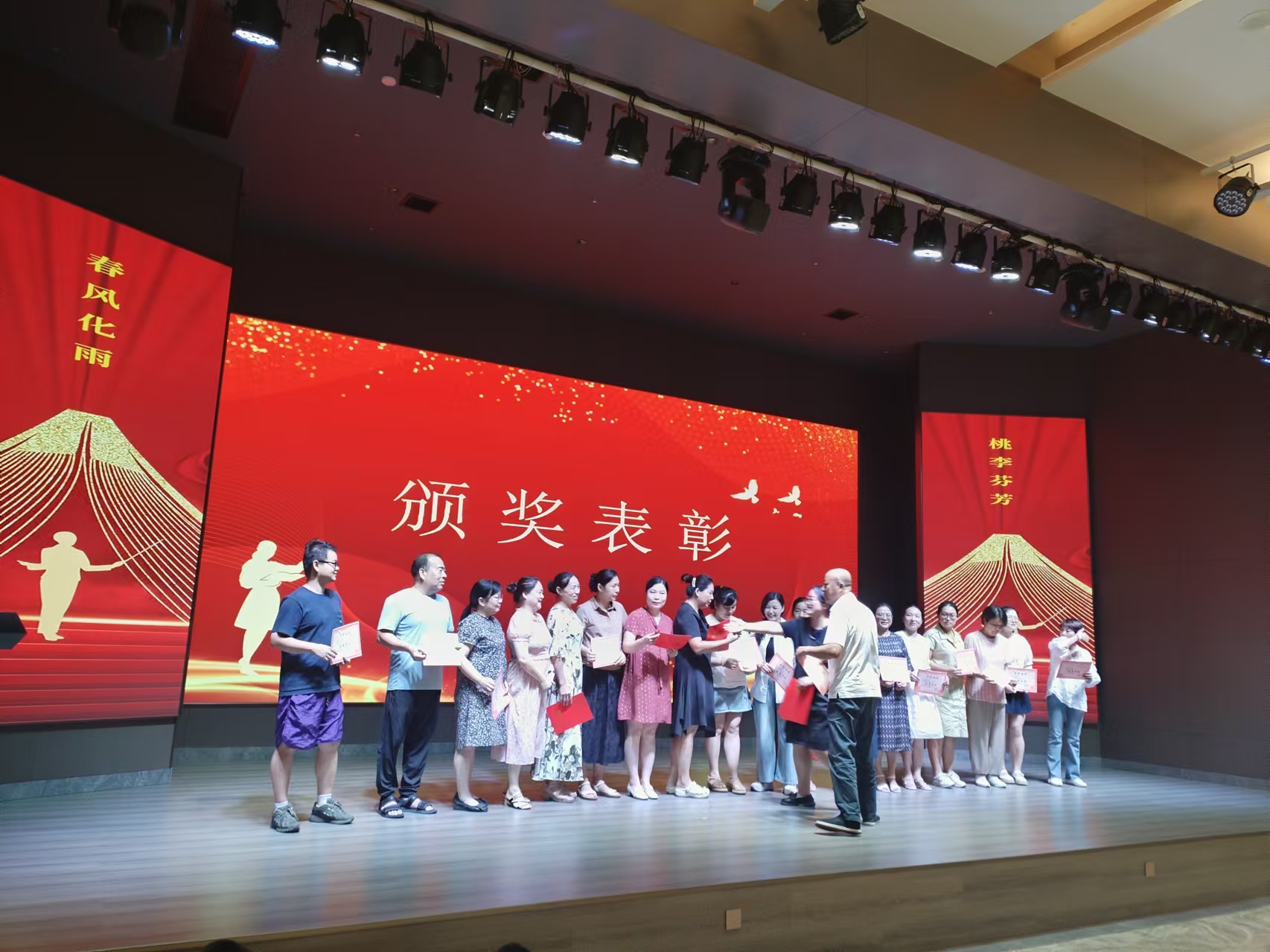 9月10日，曙光學(xué)校教師節(jié)文藝晚會在湖南精正溢香園酒店舉辦